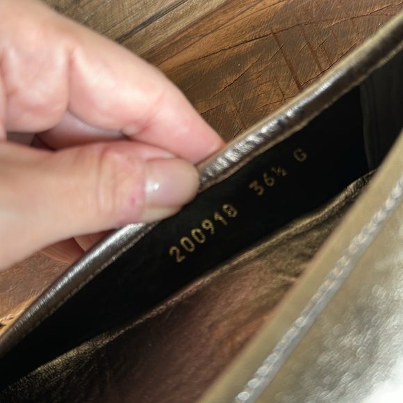 NWOB HARDLY WORN GUCCI LOAFERS 36.5. Small scuffs on toe area. - Picture 3 of 7